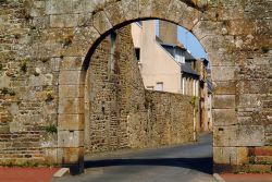 Come in tutta la Francia, anche a Granville si possono ammirare splendide strutture architettoniche antiche in pietra - foto © David Hughes / Shutterstock.com