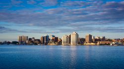Uno scorcio di Halifax fotografato da Dartmouth con l'edificio del Purdy's Wharf, Nuova Scozia, Canada. Questo complesso di uffici è stato costruito sull'acqua ai bordi del ...