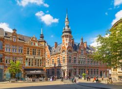 Uno scorcio di Mathieu de Layensplein Street con il vecchio ufficio postale in mattoni a Leuven, Belgio  - © Stavrida / Shutterstock.com