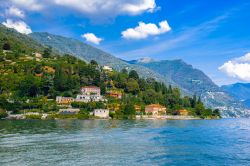 Uno scorcio di Moltrasio sul lago di Como, Lombardia. Arrampicato su verdi colline e adagiato sulle sponde del lago: è questo il paesaggio che rende unico nel suo genere questo borgo ...