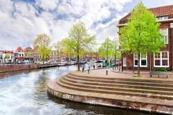 Scorcio di un canale di Haarlem (Olanda) con le tipiche case in mattoni.

