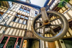Scorcio di un cortile medievale con case a graticcio nel centro di Troyes, Francia.

