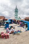 Scorcio di un mercato nella città di El Alto, Bolivia. Fra gli acquisti che si possono effettuare in questi mercati vi è quello degli aguayos, i panni usati come cappotto o indumento ...