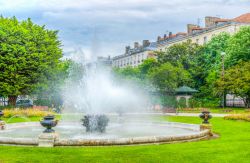 Scorcio di un parco pubblico con fontana nella cittadina di Bayonne, Francia. Siamo nella regione della Nuova Aquitania, nei Pirenei atlantici.

