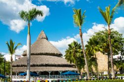 Scorcio di un resort di Boca Chica, Repubblica Dominicana. Molti hotel e ristoranti si trovano lungo la costa di questa località dove non mancano centri per le immersioni subacquee - Valeriya ...