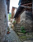 Scorcio di un vicolo nel cuore di Soglio, borgo montano nel Canton Grigioni (Svizzera).
