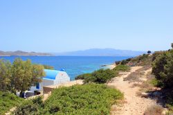 Scorcio di una baia sull'isola di Pserimos, Dodecaneso, Grecia. Questa piccola isola greca fa parte della regione amministrativa dell'Egeo Meridionale e si trova tra Calimno e Coo.
 ...