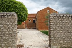 Scorcio di una casa nella cittadina di Nin, Croazia. Siamo nella regione zaratina, a 15 km a nord di Zara.
