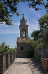 Scorcio di una chiesetta a Fiorenzuola di Focara, Pesaro - © Marysha / Shutterstock.com