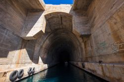 Scorcio di una delle meraviglie architettoniche in disuso delle basi militari yogoslave, isola di Vis, Croazia.

