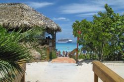 Scorcio di una spiggia a Half Moon Cay, Bahamas. Dalle passeggiate a cavallo lungo il mare sino al parapendio, le gite in barca e la pesca d'altura: sono solo alcune delle tante attività ...