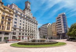 Scorcio di una strada con fontana e parco nel centro di Oviedo, Spagna. Nel cuore della città si trovano alcune fra le migliori boutique dove acquistare borse e scarpe.




