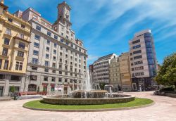 Scorcio di una strada con fontana e parco nel centro di Oviedo, Spagna. Nel cuore della città si trovano alcune fra le migliori boutique dove acquistare borse e scarpe.



