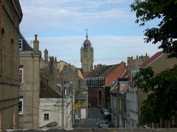 Uno scorcio di una strada del centro di Bergues. La città ha visto crescere esponenzialmente negli ultimi anni il turismo grazie al film "Giù al Nord" che qui è ...