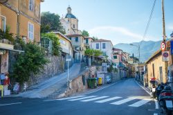 Sanremo: un suggestivo saliscendi - Sanremo, così come tante altre città liguri, è posizionata su un territorio prevalentemente montuoso che scende fino al mare e che ...