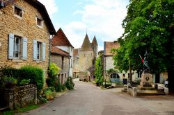 Scorcio di una stradina medievale per il castello di Chateauneuf a Beaune, Francia.
