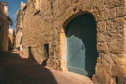 Scorcio di una stradina nel centro di Siggiewi, Malta. Sorge su un altipiano a circa 10 km da La Valletta.
