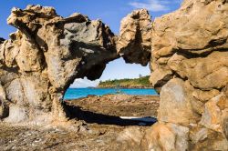 Scorcio di un'insenatura nell'isola di Tsarabanjina nei pressi di Nosy Be, Madagascar. Sullo sfondo, una tradizionale barca da pesca - © Pierre-Yves Babelon / Shutterstock.com