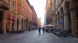 Uno scorcio di Via Indipendenza a Bologna chiusa al traffico veicolare durante il fine settimana (Emilia-Romagna) - © Salvador Maniquiz / Shutterstock.com