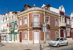 Scorcio fotografico del centro città di Alcochete, Portogallo. Un antico edificio residenziale di questa bella località portoghese fondata dagli arabi con il nome di Alcaxete - Nessa ...