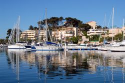 Scorcio fotografico del porto di Bandol, Francia. Si riflettono sulle acque azzurre e cristalline le sagome delle imbarcazioni ormeggiate al porto locale - © Christian Musat / Shutterstock.com ...