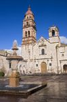 Un suggestivo scorcio fotografico della chiesa e della fontana di Morelia, Messico. A fare da cornice il cielo blu intenso.
