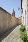 Scorcio fotografico della città con la cattedrale di Monselice, Veneto, Italia. Una caratteristica viuzza del centro storico cittadino da cui si intravedono alcuni particolari del principale ...