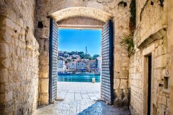 Scorcio fotografico della cittadina di Trogir (Croazia) attraverso un'antica porta delle mura.

