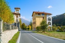 Uno scorcio fotografico della strada che accompagna sino alla città di Ormea in Piemonte, Italia.

