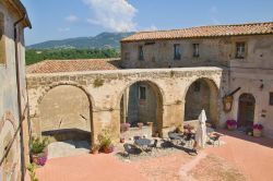 Scorcio fotografico di Sovana, Toscana. Questo piccolo e grazioso borgo della Maremma, situato su uno sperone di tufo, mantiene tutt'oggi l'aspetto di un villaggio medievale: le sue ...