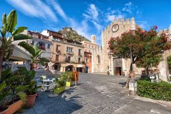 Scorcio fotografico di Taormina, Sicilia. Grazie al suo aspetto da borgo medievale, all'antica anima greca e ai colori e profumi della vegetazione mediterranea, Taormina è uno dei ...