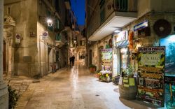 Scorcio notturno del centro storico di Monopoli, Puglia. Questa cittadina della provincia di Bari mantiene intatto il fascino che deriva dalla sua storia e dalle sue tradizioni - © Stefano_Valeri ...