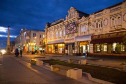 Uno scorcio notturno della pedonale via Leningrad nel centro storico di Samara, Russia. E' la sesta più grande città del paese - © Alexey Pevnev / Shutterstock.com