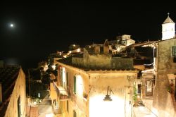 Scorcio notturno di Capoliveri, Isola d'Elba, Toscana. Questo grazioso paesino in provincia di Livorno è situato in collina e domina il mare circostante dando la possibilità ...