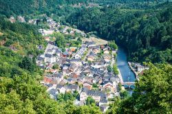 Scorcio panoramico aereo della cittadina di Vianden, Lussemburgo. Immersa fra i boschi, si trova al centro della valle del fiume Our.

