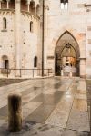 Scorcio panoramico attraverso le arcate della cattedrale di Modena, Emilia-Romagna, in una giornata di pioggia.


