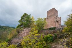 Uno scorcio panoramico dei Tre Castelli di Eguisheim nei pressi del castello di Hohlandsbourg, Francia.
