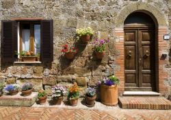 Scorcio panoramico del centro di Sovana, Toscana. Si affacciano sulla pavimentazione costruita con mattoni a lisca di pesce le abitazioni del centro di questo bel borgo della Maremma - © ...