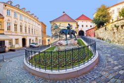 Scorcio panoramico del centro di Zagabria, Croazia. Una delle vie storiche della capitale: sullo sfondo un arco d'ingresso in pietra e, in primo piano, un monumento equestre - © xbrchx ...