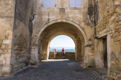 Un suggestivo scorcio panoramico del centro storico di Menerbes, Francia. Numerosi scrittori e celebri artisti hanno soggiornato in questo borgo francese.




