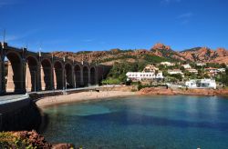 Scorcio panoramico del mare di Saint Raphael, Francia. Un angolo di acqua limpida e cristallina per questa rinomata località francese, in origine villaggio di pescatori. Sullo sfondo ...