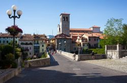 Uno scorcio panoramico del Ponte del Diavolo a Cividale del Friuli, Udine, Italia. La leggenda vuole che sia stato costruito dal diavolo in cambio dell'anima del primo passante.
