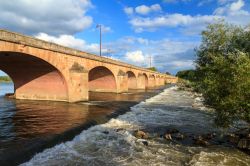 Scorcio panoramico del ponte sulla Loira a Nevers fotografato in estate (Francia).

