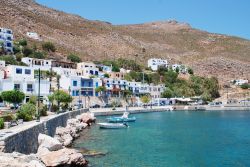 Scorcio panoramico del porto di Livadhia, Tilos, Grecia. Lunga poco più di 14 km, quest'isola del Dodecaneso ha una popolazione di circa 780 persone - © David Fowler / Shutterstock.com ...