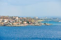 Uno scorcio panoramico del porto e del faro di Villa San Giovanni, Calabria, in una giornata estiva.

