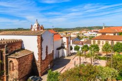 Lo scorcio panoramico della chiesa e delle palme nella piazza di Silves, Portogallo.

