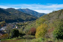 Scorcio panoramico della città di Thann in Alsazia, Francia, con i monti Vosgi ricoperti di foreste.

