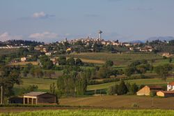 Uno scorcio panoramico della città medievale di Montefalco, provincia di Perugia. Punto di riferimento della regione vinicola in cui si producono eccellenti vini, Montefalco fa parte ...