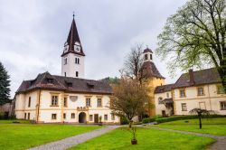 Scorcio panoramico della città vecchia di Leoben, Austria. La città ospita alcuni interessanti monumenti e luoghi da visitare fra cui la piazza principale Hauptplatz e l'antico ...