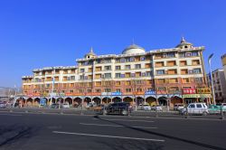 Scorcio panoramico della cittadina di Hohhot, Mongolia Interna, Cina: un edificio con tre cupole si affaccia su una strada a grande scorrimento - © chinahbzyg / Shutterstock.com